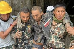 Công dân Trung Quốc được cứu khỏi đường hầm ở Nepal 10 ngày sau lũ quét