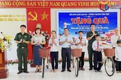 Quảng Ninh: Tặng quà học sinh có hoàn cảnh khó khăn trước thềm năm học mới
