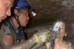 Cận cảnh giải cứu người sống sót sau 10 ngày mắc kẹt dưới lũ bùn ở Nepal
