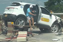Ô tô húc văng dải phân cách, va chạm xe máy trên cầu Thanh Trì
