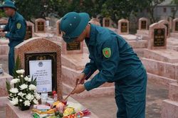 Liên Minh khai quật mộ liệt sĩ phục vụ giám định ADN