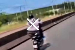 'Biểu diễn' bốc đầu xe máy, thanh niên 21 tuổi không bằng lái bị xử lý
