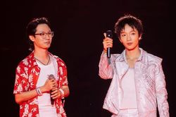 Hoàng Dũng tinh tế, 'đỡ miếng' cho fanboy đu trọn 3 đêm concert Xoay Tròn