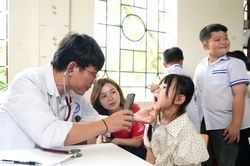Học sinh có hoàn cảnh khó khăn được khám bệnh miễn phí