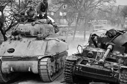 Sherman gặp Tiger và Panther: Xe tăng Mỹ có thực sự yếu hơn của Đức?
