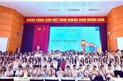 Học sinh chuyên Nga mở màn ấn tượng giờ học đầu tiên với chương trình giao lưu văn hóa Nga – Việt