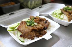 Quán cơm tấm ở TP.HCM bán cùng một suất ăn với 3 mức giá