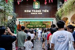 Kem Tràng Tiền đông nghịt trước ngày đóng cơ sở biểu tượng gần 70 năm