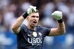 Ngày 'điên rồ' của Emiliano Martinez