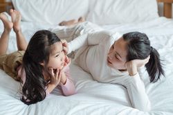 Cha mẹ trưởng thành hơn về cảm xúc khi nuôi con