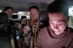 Khoảnh khắc tài xế Việt nói 'I love you' sau khi được khách Australia tip 1 triệu đồng
