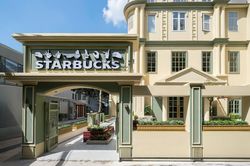Starbucks lần đầu mở cửa hàng ký hiệu, 'núp hẻm' tại TP.HCM
