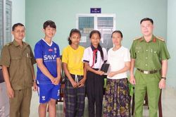 Nhặt được hai điện thoại trị giá hơn 50 triệu đồng, ba học sinh tìm người trả lại
