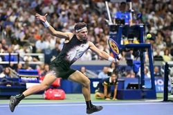 Ben Shelton thắng áp đảo Tsitsipas, hẹn Alcaraz ở tứ kết US Open