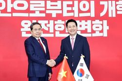 Chủ tịch Quốc hội Trần Thanh Mẫn tiếp Chủ tịch Đảng Sức mạnh Quốc dân Jang Dong Hyeok