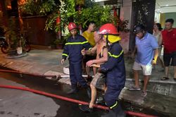 Giải cứu 4 người kẹt trong vụ cháy