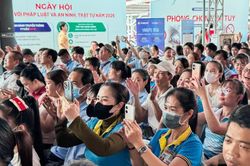 Công an TPHCM hướng dẫn công nhân phòng tránh lừa đảo