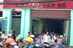 Nhiều trường chưa tổ chức bán trú, phụ huynh vất vả đón con giữa trưa