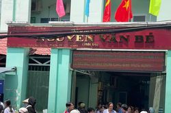 Hàng ngàn phụ huynh đón con giữa trưa do trường chưa tổ chức bán trú