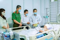 Lãnh đạo UBND TP Đồng Nai thăm hỏi người chồng trong vụ án 3 mẹ con bị sát hại