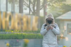 Miền Bắc 'đón' gió lạnh đầu mùa, Biển Đông sắp có áp thấp nhiệt đới