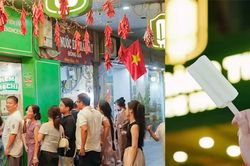 Người dân rủ nhau xếp hàng ăn kem Tràng Tiền trước ngày đóng cửa