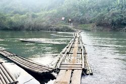 Chủ tịch Lạng Sơn yêu cầu chấm dứt việc học sinh đi bè, mảng qua sông đến trường