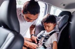 Chỉ định 2 đơn vị thử nghiệm thiết bị an toàn cho trẻ em trên ô tô