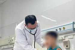 Trẻ sốt cao kéo dài, coi chừng mắc Adenovirus