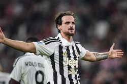 Bàn thắng phút bù giờ cứu Juventus thoát thua Milan