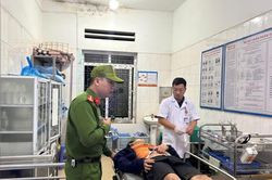 Cứu sống một người ngã xuống vực, bị gãy tay chân trong đêm mưa