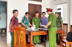 Khởi tố nguyên bí thư và trưởng thôn bán đất trái thẩm quyền