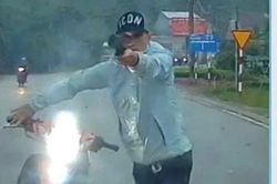 Bắt nghi phạm giật điện thoại, rút dao uy hiếp phụ nữ giữa đường