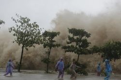 Miền Bắc đón đợt không khí lạnh đầu tiên, miền Trung mưa lớn