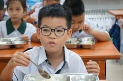 'Soi' bữa ăn bán trú đầu tiên của học sinh TPHCM sau sáp nhập trường lớp