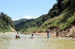 Lạng Sơn xác minh thông tin học sinh đi bè qua sông đến trường