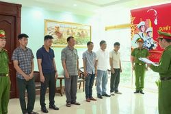 9 cán bộ bảo vệ rừng ở Đắk Lắk nhận tiền để cho hàng trăm khối gỗ qua chốt