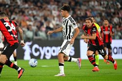 Juventus thoát thua AC Milan phút bù giờ