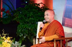 Thầy Minh Niệm: Làm cha mẹ thời AI, đôi khi 'không dạy gì cả'