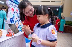 Ngày đầu tiên học 2 buổi, nhiều trường ở TPHCM chưa thể tổ chức bán trú