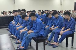 Hàng chục thanh niên mang kiếm, gạch rượt đuổi, chém nhau trong đêm ở Hà Nội