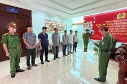Khởi tố 9 cán bộ bảo vệ rừng nhận hối lộ, để 'gỗ lậu' lọt qua chốt