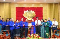 Phó Bí thư Tỉnh ủy Võ Thị Minh Sinh tiếp Đoàn đại biểu Thanh niên Thủ đô Viêng Chăn