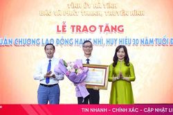 Trao Huân chương Lao động, Huy hiệu 30 năm tuổi Đảng cho cán bộ, đảng viên Báo và PTTH Hà Tĩnh