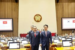 Chủ tịch Quốc hội Trần Thanh Mẫn tham quan phòng họp của Quốc hội Hàn Quốc