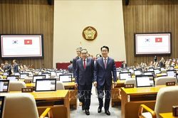 Chủ tịch Quốc hội Trần Thanh Mẫn tham quan phòng họp của Quốc hội Hàn Quốc