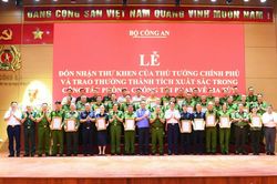 Trao thưởng các tập thể có thành tích xuất sắc đấu tranh với tội phạm ma túy