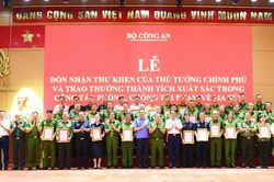 Trao thưởng các tập thể có thành tích xuất sắc đấu tranh với tội phạm ma túy