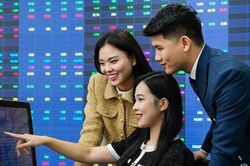 VN-Index nhắm mốc 1.900 điểm, dòng tiền đang đổ về đâu?