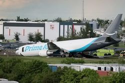 Máy bay chở hàng Boeing 767 lao khỏi đường băng ở Mỹ, 5 người thiệt mạng
